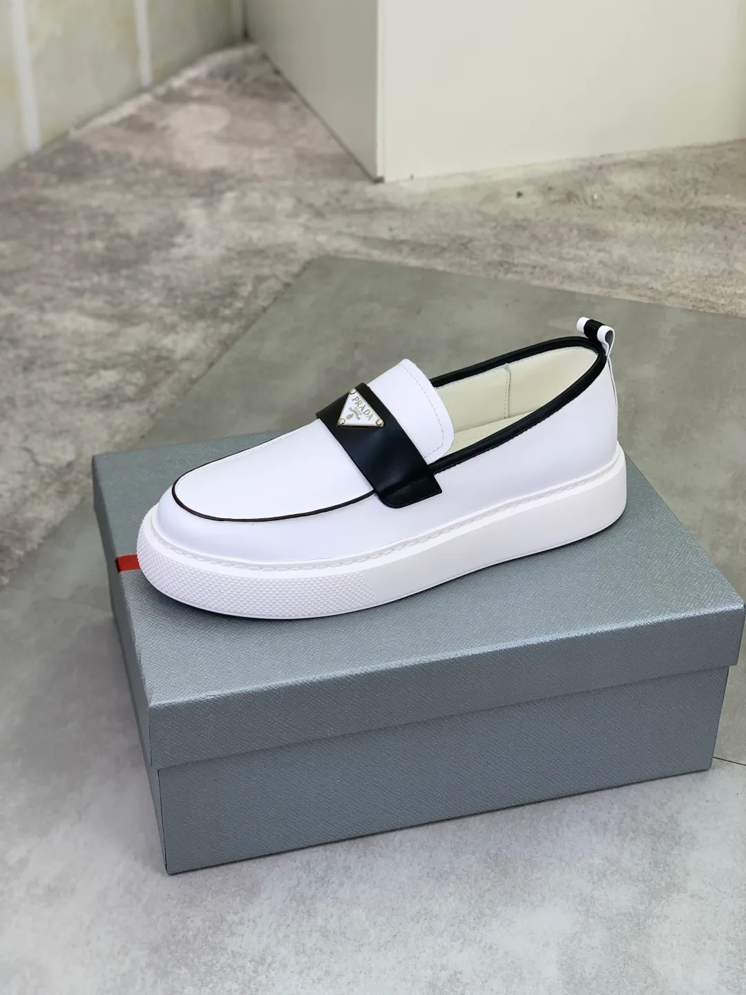 Men's Men's Shoes 💰P560 💰【New Style】 The latest model of high-quality PRADA classic men's shoes has been launched on the official website in 1:1 copy, synchronized in Hong Kong and on the same catwalk; all made of calfskin➕imported cowhide lining, 🍡🍡original rubber outsole, non-slip and wear-resistant; comfortable on the feet, attractive style, fine workmanship, and simple and neat shoe lasts, showing the courage and toughness of men, 👍sizes 38 to 44 (45 can be customized) black and white Blue color🉑️choose